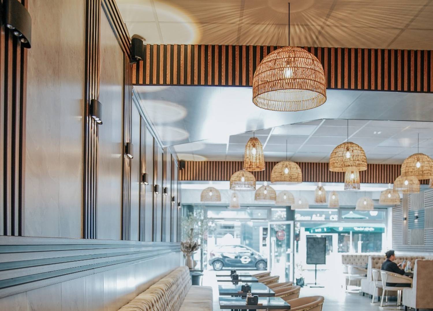 Sitzbank und Rattanlampen im Café